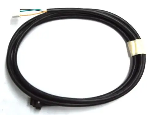 Kabelbaum für Durchflusssensor mit mehreren Drähten, ummantelt in schwarzem Material. Der Anschluss ist für die Verwendung mit Daikin-Geräten ausgelegt.